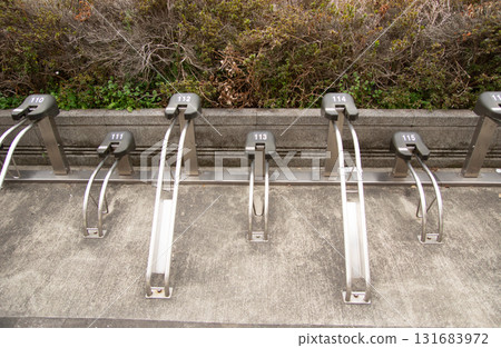 可上鎖的自行車停車架，用於停放自行車 131683972