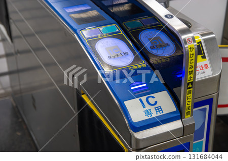 可與 IC 卡讀取器相容的自動檢票機 131684044