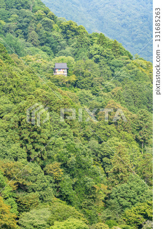 京都嵐山公園龜山地區（俗稱龜山公園）從山頂的觀景台眺望在嵐山創建的大斐閣千光寺 131685263