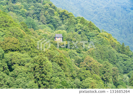 京都嵐山公園龜山地區（俗稱龜山公園）從山頂的觀景台眺望在嵐山創建的大斐閣千光寺 131685264