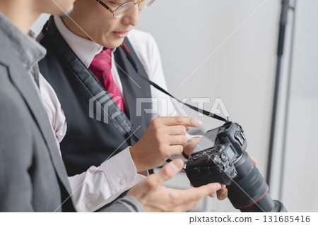 攝影師在工作室拍照 131685416
