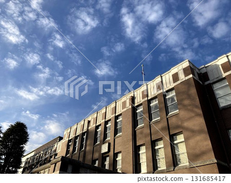 藍天與成蹊大學主樓 131685417