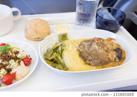 美味的短途商務艙機上餐食，包括肉漢堡和沙拉 131685889