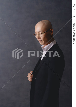 穿西裝的男人的肖像 131686157