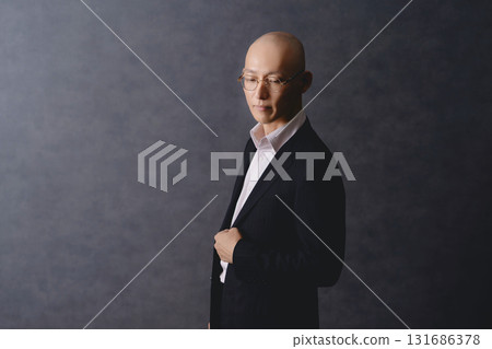 穿西裝的男人的肖像 穿西裝的男人的肖像 131686378