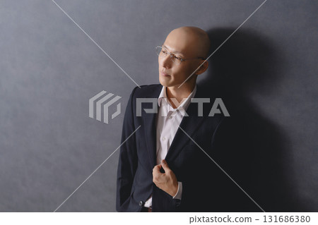 穿西裝的男人的肖像 穿西裝的男人的肖像 131686380