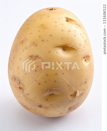 白色背景中帶皮的一個土豆 白色背景中帶皮的一個土豆 131686522