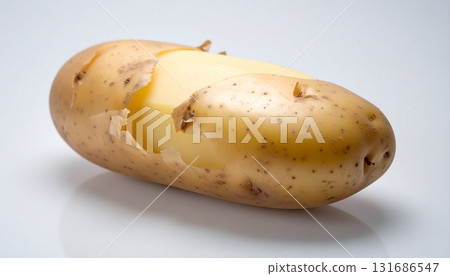 白色背景中帶皮的一個土豆 131686547