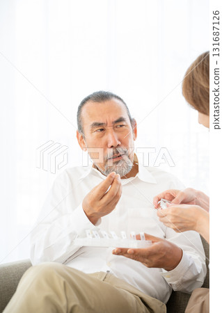 老人吃藥時表情焦慮 131687126