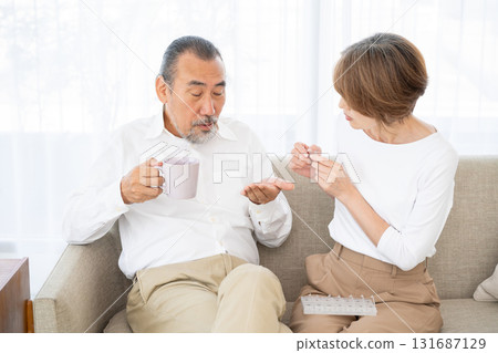 吃藥的老人 131687129