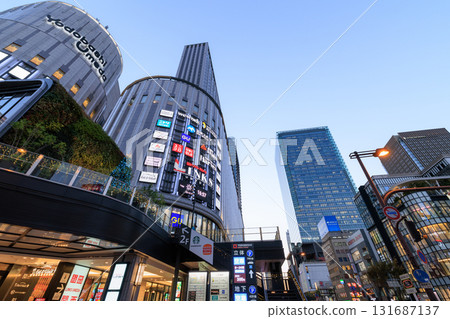 大阪市梅田的建築物的夜景（大阪市北區梅田） 131687137