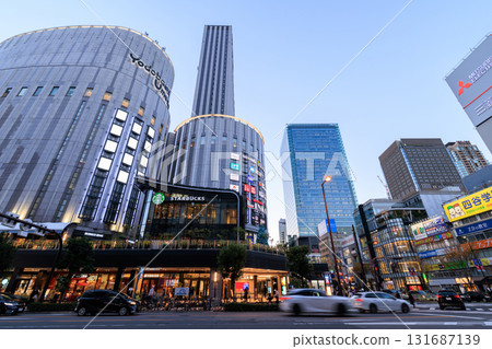 大阪市梅田的建築物的夜景（大阪市北區梅田） 131687139