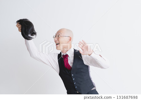 拿著假髮的男人 131687698