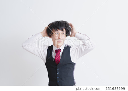 拿著假髮的男人 131687699