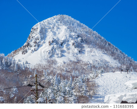 藍天白雲下，笠嶽山頂覆霜（長野縣志賀高原） 131688395
