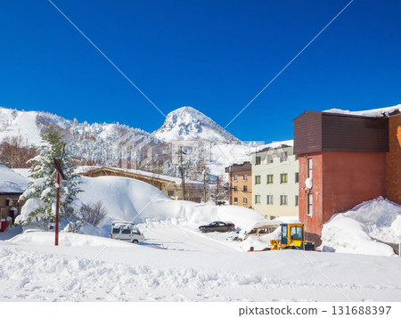 滑雪場山腳下的溫泉飯店街和笠岳的冬季風景（長野縣志賀高原） 131688397