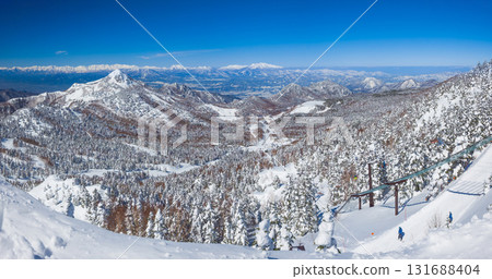 A spectacular panoramic view of snow-capped mountains and the Northern Alps from the ski slopes (Nagano Prefecture, Shiga Kogen, Yokoteyama) 131688404