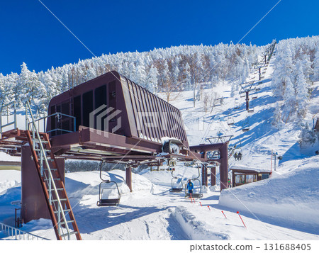 Ski lift station leading to the summit and a beautiful winter forest of frost-covered trees (Yokoteyama, Shiga Kogen, Nagano Prefecture) Ski lift station leading to the summit and a beautiful winter forest of frost-covered trees (Yokoteyama, Shiga Kogen, Nagano Prefecture) 131688405