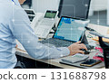 運用DX推廣和數位化工作流程的商務人士的辦公室工作 131688798