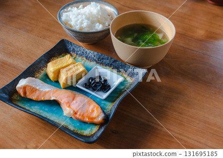 日式早餐套餐，包括烤鮭魚、玉子燒（蛋捲）、味噌湯和米飯 131695185