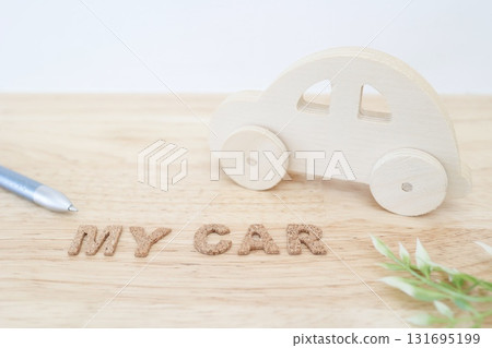 木製汽車玩具和我的汽車角色。白色背景,有複製空間。 木製汽車玩具和我的汽車角色。白色背景,有複製空間。 131695199