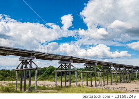 Kozuya Bridge (flowing bridge), a wooden bridge over the Kizu River, Yawata City, Kyoto Prefecture 131695249