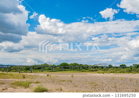 Wooden bridge over the Kizu River, Kozuya Bridge (Nagarebashi Bridge), view from the dried-up riverbed, Yawata City, Kyoto Prefecture 131695250