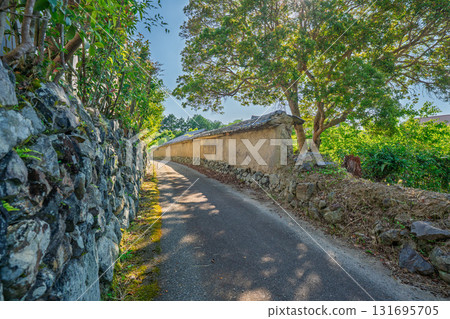 The earthen wall remaining in Bishamon Mukohata, Chitose-cho, Kameoka City, Kyoto Prefecture, looks like something out of a period drama 131695705