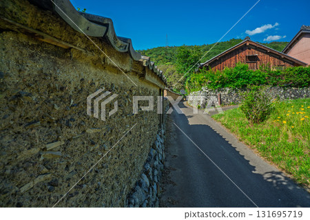The earthen wall remaining in Bishamon Mukohata, Chitose-cho, Kameoka City, Kyoto Prefecture, looks like something out of a period drama 131695719