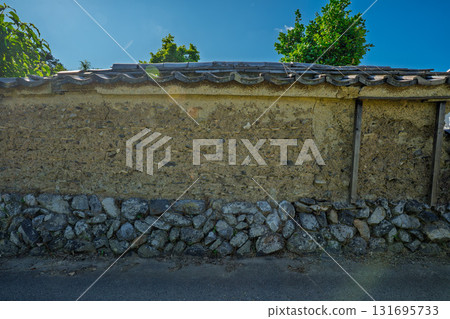 The earthen wall remaining in Bishamon Mukohata, Chitose-cho, Kameoka City, Kyoto Prefecture, looks like something out of a period drama 131695733