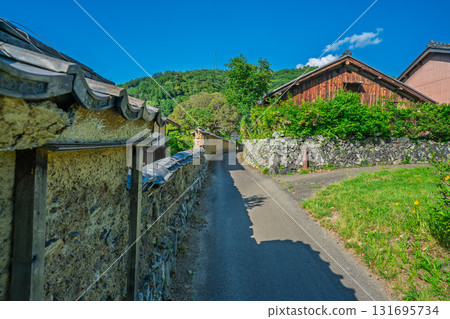 The earthen wall remaining in Bishamon Mukohata, Chitose-cho, Kameoka City, Kyoto Prefecture, looks like something out of a period drama The earthen wall remaining in Bishamon Mukohata, Chitose-cho, Kameoka City, Kyoto Prefecture, looks like something out of a period drama 131695734