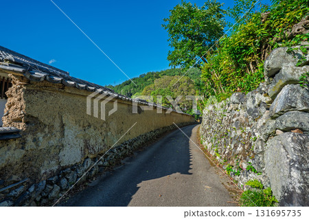 京都府龜岡市千歲町毘沙門向幡殘存的土牆，宛如古裝劇中的場景。 131695735
