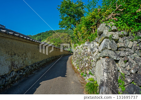 The earthen wall remaining in Bishamon Mukohata, Chitose-cho, Kameoka City, Kyoto Prefecture, looks like something out of a period drama The earthen wall remaining in Bishamon Mukohata, Chitose-cho, Kameoka City, Kyoto Prefecture, looks like something out of a period drama 131695737