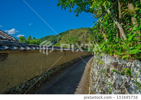 The earthen wall remaining in Bishamon Mukohata, Chitose-cho, Kameoka City, Kyoto Prefecture, looks like something out of a period drama 131695738