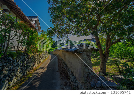The earthen wall remaining in Bishamon Mukohata, Chitose-cho, Kameoka City, Kyoto Prefecture, looks like something out of a period drama 131695741