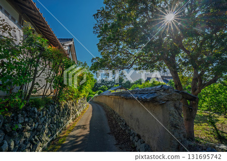 The earthen wall remaining in Bishamon Mukohata, Chitose-cho, Kameoka City, Kyoto Prefecture, looks like something out of a period drama 131695742