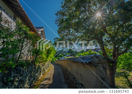 The earthen wall remaining in Bishamon Mukohata, Chitose-cho, Kameoka City, Kyoto Prefecture, looks like something out of a period drama 131695743