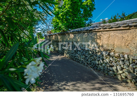 The earthen wall remaining in Bishamon Mukohata, Chitose-cho, Kameoka City, Kyoto Prefecture, looks like something out of a period drama The earthen wall remaining in Bishamon Mukohata, Chitose-cho, Kameoka City, Kyoto Prefecture, looks like something out of a period drama 131695760