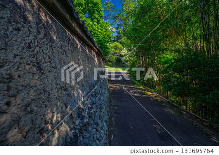 The earthen wall remaining in Bishamon Mukohata, Chitose-cho, Kameoka City, Kyoto Prefecture, looks like something out of a period drama The earthen wall remaining in Bishamon Mukohata, Chitose-cho, Kameoka City, Kyoto Prefecture, looks like something out of a period drama 131695764