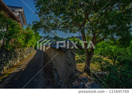 The earthen wall remaining in Bishamon Mukohata, Chitose-cho, Kameoka City, Kyoto Prefecture, looks like something out of a period drama 131695789