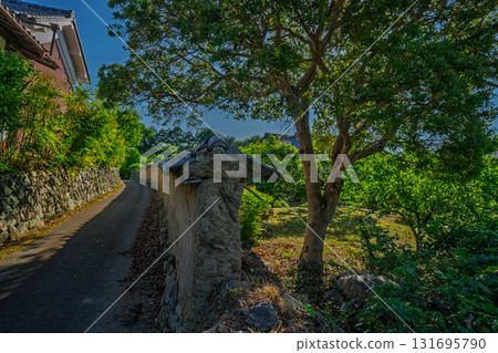 The earthen wall remaining in Bishamon Mukohata, Chitose-cho, Kameoka City, Kyoto Prefecture, looks like something out of a period drama 131695790