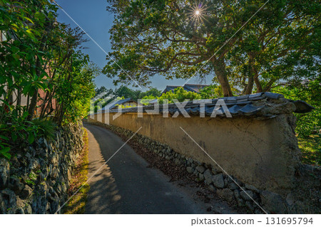 The earthen wall remaining in Bishamon Mukohata, Chitose-cho, Kameoka City, Kyoto Prefecture, looks like something out of a period drama 131695794