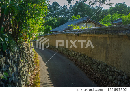 The earthen wall remaining in Bishamon Mukohata, Chitose-cho, Kameoka City, Kyoto Prefecture, looks like something out of a period drama The earthen wall remaining in Bishamon Mukohata, Chitose-cho, Kameoka City, Kyoto Prefecture, looks like something out of a period drama 131695802
