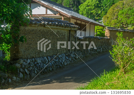 京都府龜岡市千歲町毘沙門向幡殘存的土牆,宛如古裝劇中的場景。 京都府龜岡市千歲町毘沙門向幡殘存的土牆,宛如古裝劇中的場景。 131695830