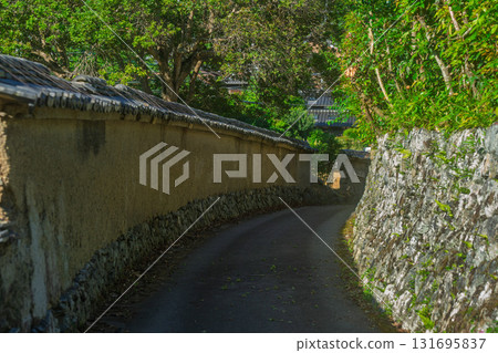 京都府龜岡市千歲町毘沙門向幡殘存的土牆,宛如古裝劇中的場景。 京都府龜岡市千歲町毘沙門向幡殘存的土牆,宛如古裝劇中的場景。 131695837