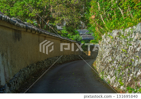 京都府龜岡市千歲町毘沙門向幡殘存的土牆，宛如古裝劇中的場景。 131695840