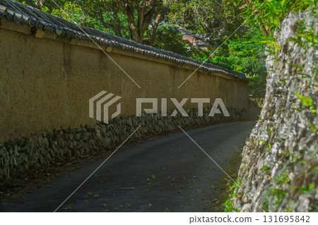 京都府龜岡市千歲町毘沙門向幡殘存的土牆,宛如古裝劇中的場景。 京都府龜岡市千歲町毘沙門向幡殘存的土牆,宛如古裝劇中的場景。 131695842