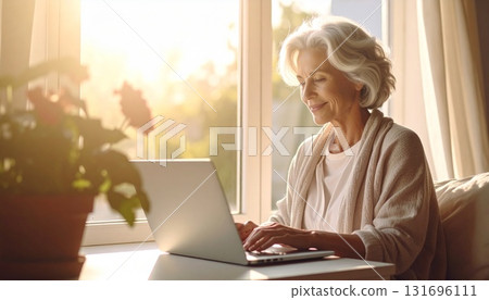 晨光下家庭主婦兼職的照片 | 在家辦公，在家，筆記型電腦 131696111