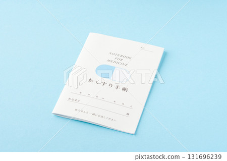 淺藍色背景的醫學筆記本 淺藍色背景的醫學筆記本 131696239