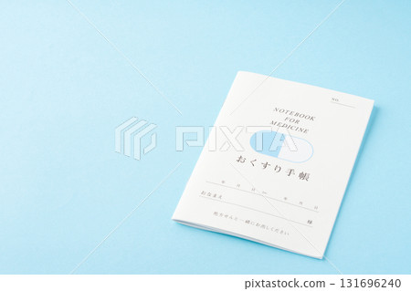 淺藍色背景的醫學筆記本 131696240